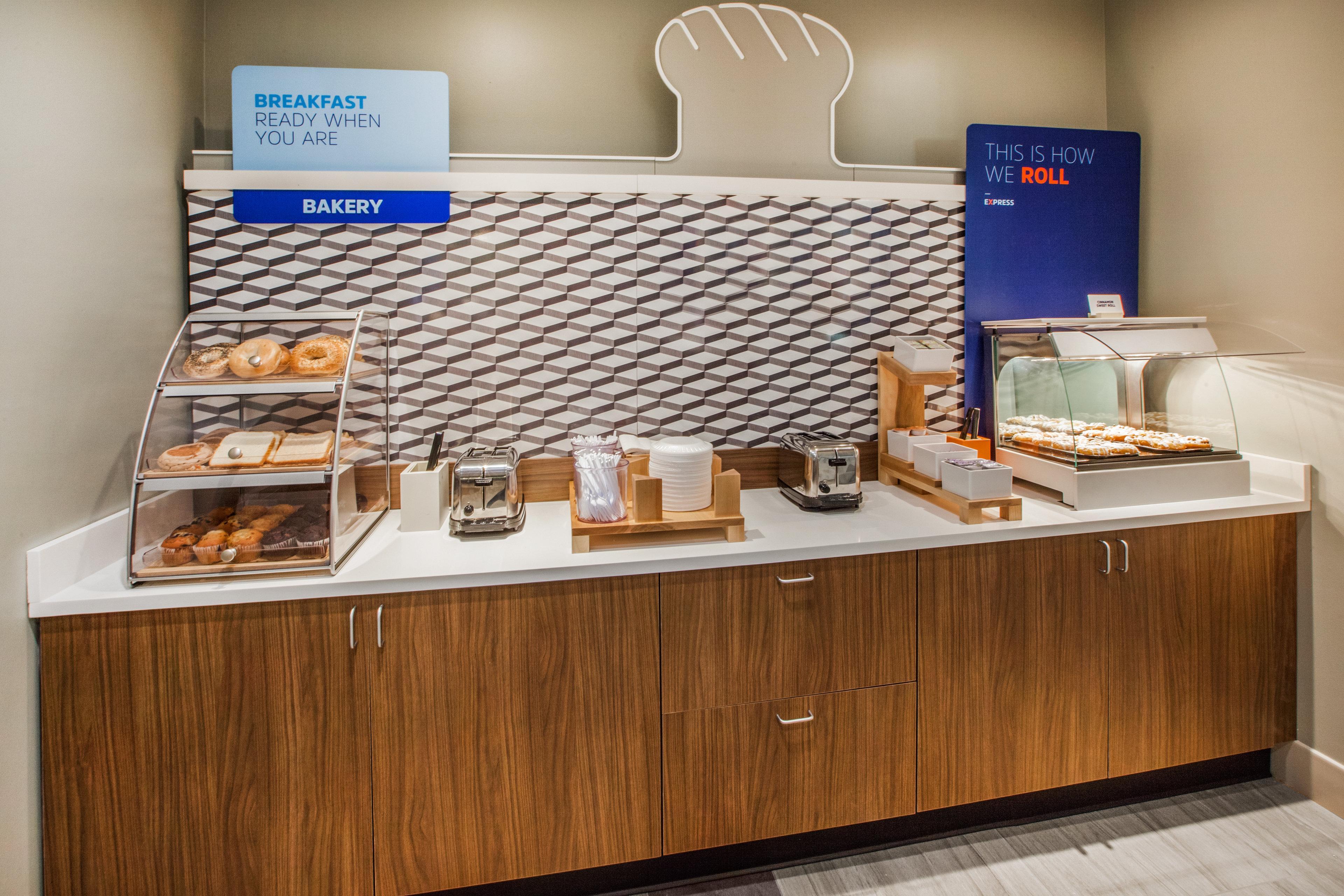 Holiday Inn Express Hotel & Suites Canton By Ihg Екстериор снимка