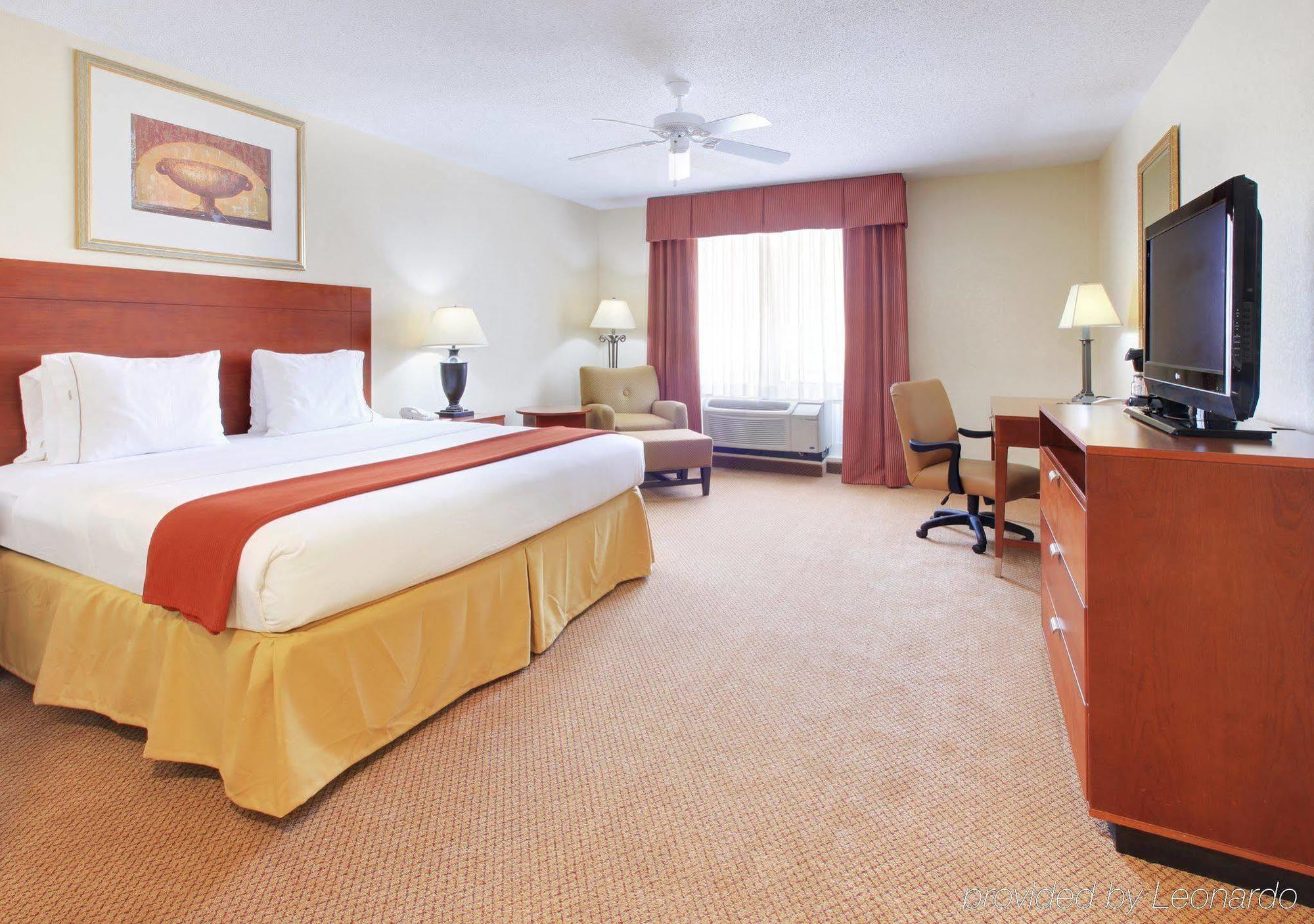 Holiday Inn Express Hotel & Suites Canton By Ihg Стая снимка
