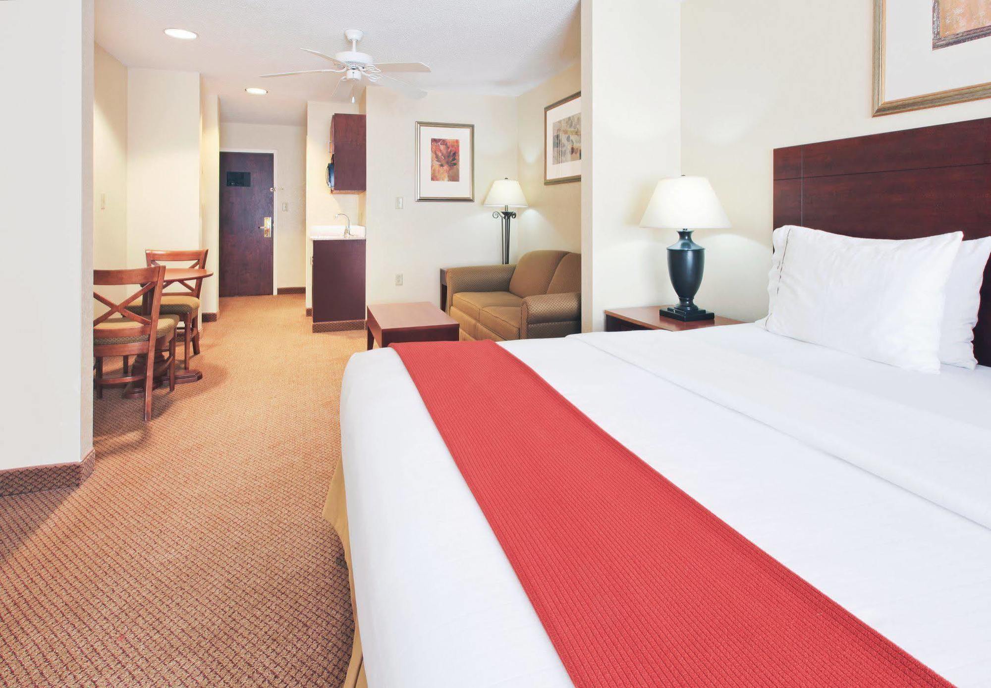 Holiday Inn Express Hotel & Suites Canton By Ihg Стая снимка